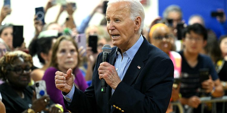 Biden poručio demokratima u Kongresu da pozivanje na njegovo odustajanje ‘samo pomaže Trumpu, a šteti nama’