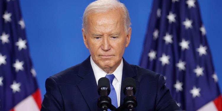 Biden privatno sumnja može li Harris pobijediti Trumpa — Axios — RT World News