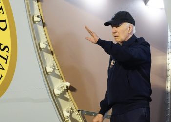 Bidenova kampanja inzistira da predsjednik ‘ostane u ovoj utrci’ unatoč izvješćima da se koleba