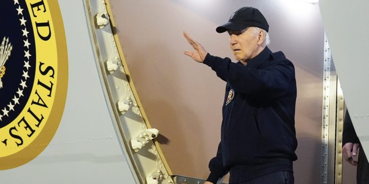 Bidenova kampanja inzistira da predsjednik ‘ostane u ovoj utrci’ unatoč izvješćima da se koleba