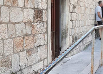 Bizarnije ne može. Natpisi nemoralnog sadržaja osvanuli u centru Splita. Pogledajte ovo