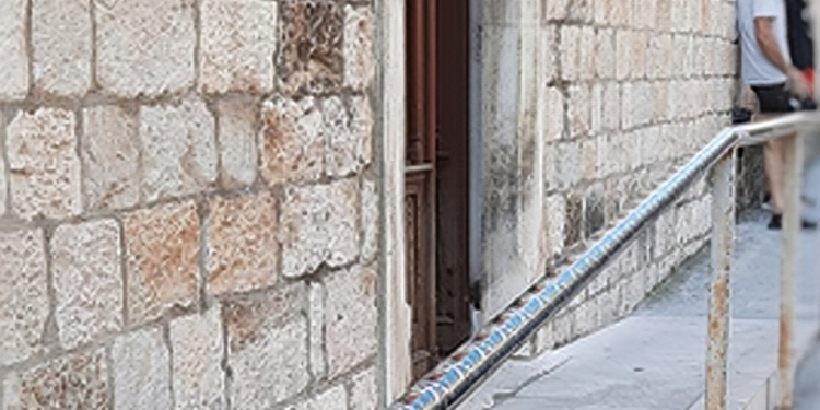 Bizarnije ne može. Natpisi nemoralnog sadržaja osvanuli u centru Splita. Pogledajte ovo