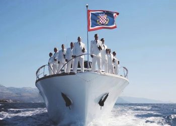 Brački vatrogasci rekli “hvala” prijateljima i donatorima na najbolji način: Koncert klapske pjesme na najljepšem trgu ispred najljepše crkve poklon je svima koji su pomogli u radu DVD-a Selca