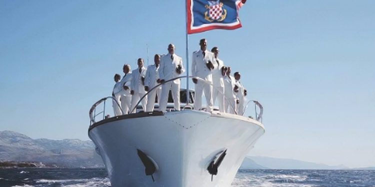 Brački vatrogasci rekli “hvala” prijateljima i donatorima na najbolji način: Koncert klapske pjesme na najljepšem trgu ispred najljepše crkve poklon je svima koji su pomogli u radu DVD-a Selca