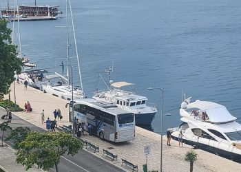Britanci parkirali autobus nasred rive u Šibeniku