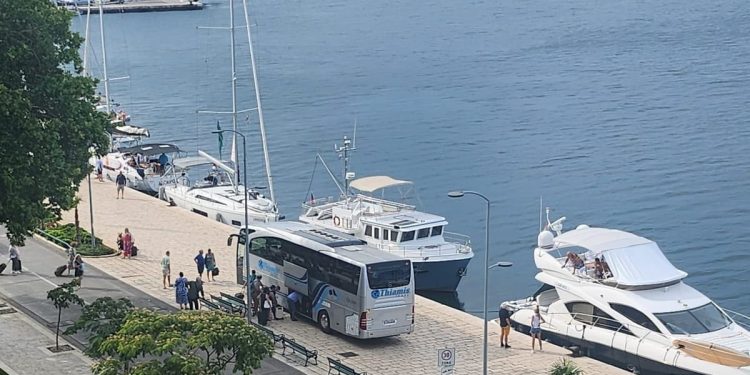 Britanci parkirali autobus nasred rive u Šibeniku