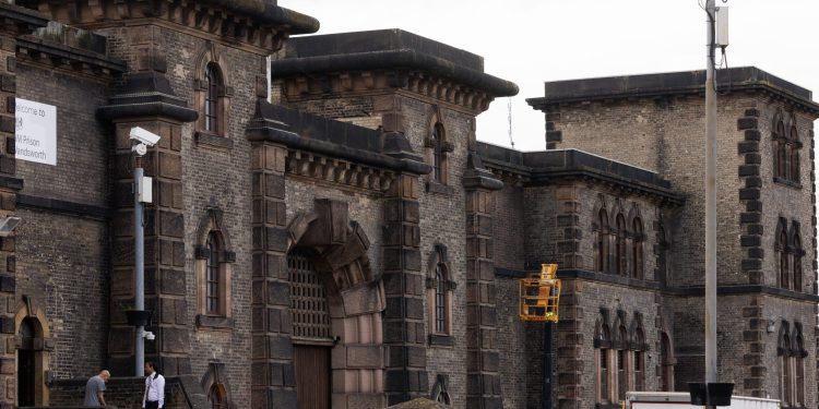 Britanska zatvorska reforma pustit će osuđenike nakon što odsluže 40% kazne radi borbe protiv prenapučenosti: izvješća