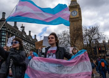 Britanski sud donio odluku o zabrani blokatora puberteta — RT World News