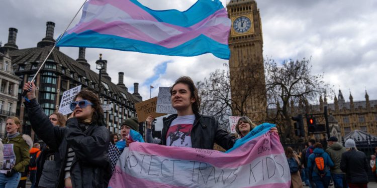 Britanski sud donio odluku o zabrani blokatora puberteta — RT World News