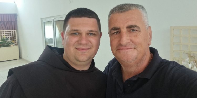 Bulj pozirao s novim sinjskim fratrom: “Neka te kroz život prati zagovor naše majke”