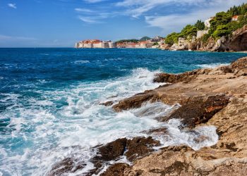 Bura u Velebitskom kanalu, na ostatku Jadrana jugozapadnjak i vruće vrijeme