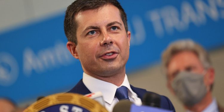 Buttigieg se suočava s kritikom Harrisovog imigrantskog dosijea: ‘Budimo realni’