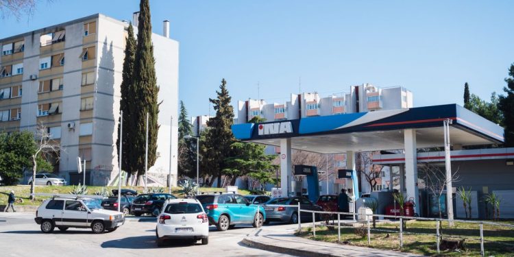 CIJENA NA SPLITSKOJ PUMPI VOZAČE OSTAVILA NEVJERICI “Pa ti toči stoju”