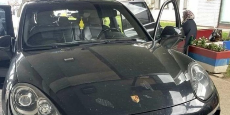 Carinici iz susjedstva zavirili ženi u gaćice i skoro pali u nesvijest: Crni Porsche krije grdu tajnu
