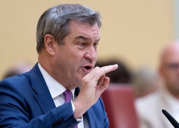 Čelnik njemačke stranke obećao smanjiti beneficije, poslati Ukrajince kući da se bore — RT World News