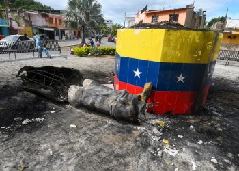 Chávezovi kipovi srušeni diljem Venezuele dok bjesne izborni prosvjedi