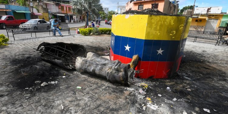 Chávezovi kipovi srušeni diljem Venezuele dok bjesne izborni prosvjedi