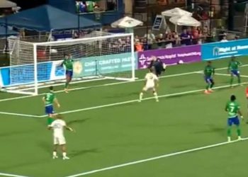 Čini se da je pogodak postignut, ali on dvaput spašava na crti