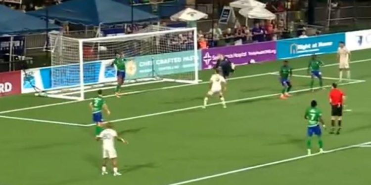 Čini se da je pogodak postignut, ali on dvaput spašava na crti