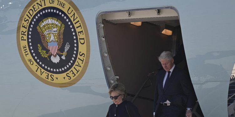 Clintonovi podržavaju Bidena – mediji — RT World News