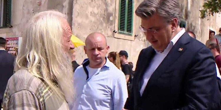 Čovjek na Dugom Otoku Plenkoviću dao izmet u ruku: Pogledajte kako je reagirao