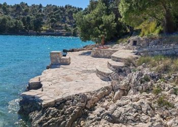 DEVASTACIJA POMORSKOG DOBRA U MILNI Poznati i bogati pa smatraju da je sve njihovo!