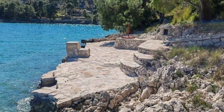 DEVASTACIJA POMORSKOG DOBRA U MILNI Poznati i bogati pa smatraju da je sve njihovo!