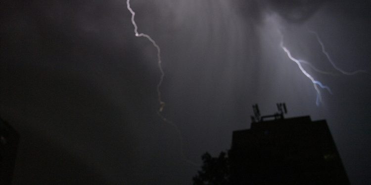 DHMZ promijenio upozorenje u narančasto: Zagrebu večeras prijeti veliko nevrijeme