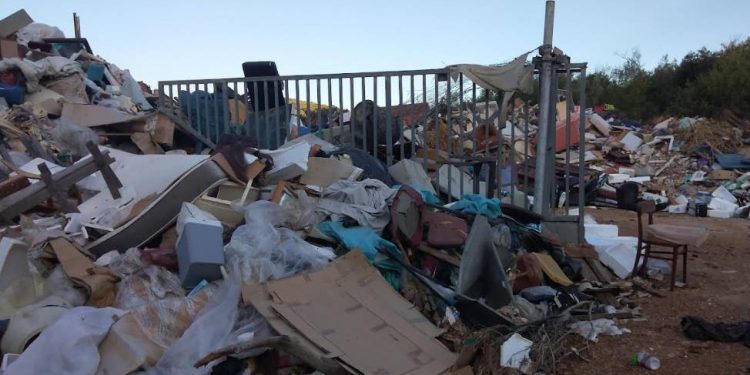 DOBRODOŠLI NA DEPONIJ Ovo se nalazi u Kalima na otoku Ugljanu, a svaki je komentar suvišan!