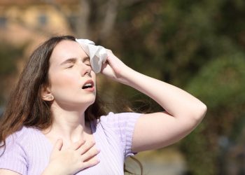 DOSKOČITE MUKAMA PO VRUĆINI Učinkoviti načini protiv znojenja – od kadulje do botoksa | NACIONAL.HR