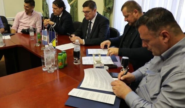 DVA MILIJUNA KM ZA HERCEGOVINU Predstavnici 21 hercegovačke općine potpisali ugovore za projekte sa FBiH