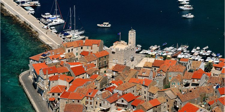 Dalmatinskom otoku prijete redukcije vode: “Upozorili smo da se ne peru automobili, da se zalijeva samo nužno…”