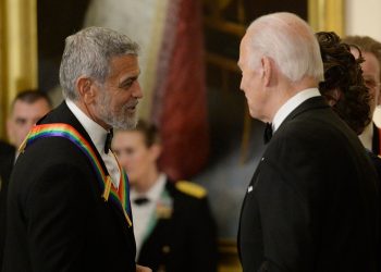 Dave Portnoy ismijava Georgea Clooneya što je čekao 3 tjedna nakon prikupljanja sredstava da prizna da je Biden ‘povrće’