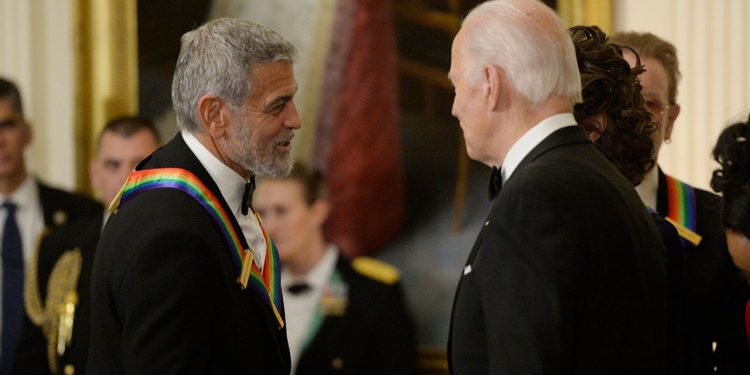 Dave Portnoy ismijava Georgea Clooneya što je čekao 3 tjedna nakon prikupljanja sredstava da prizna da je Biden ‘povrće’