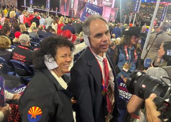 Delegati viđeni kako nose poveze za uši na republikanskoj konvenciji u znak solidarnosti s Trumpom