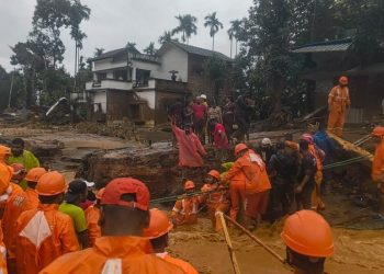 Deseci mrtvih, strahuje se da su stotine zarobljene nakon klizišta u Indiji — RT India