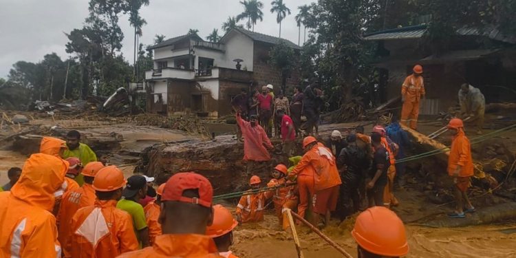 Deseci mrtvih, strahuje se da su stotine zarobljene nakon klizišta u Indiji — RT India