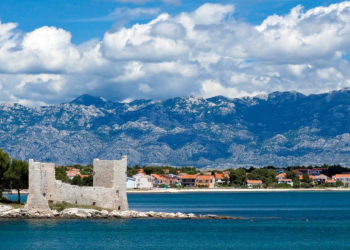 Divljak na Viru gurnuo djevojku u more, a drugu ozlijedio štakom!