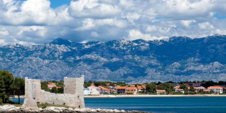 Divljak na Viru gurnuo djevojku u more, a drugu ozlijedio štakom!