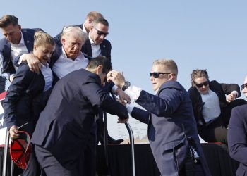 VIDEO: PUCNJAVA U PENNSYLVANIJI Trump ranjen u Butleru, odveli ga s pozornice krvavoga lica | NACIONAL.HR