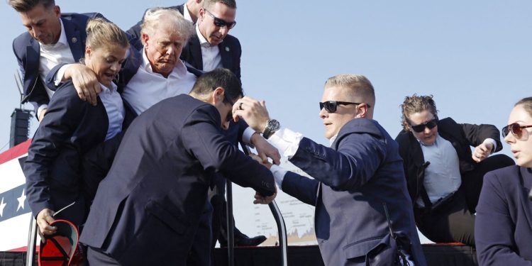 VIDEO: PUCNJAVA U PENNSYLVANIJI Trump ranjen u Butleru, odveli ga s pozornice krvavoga lica | NACIONAL.HR