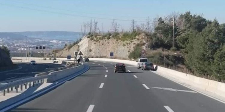 Došlo je do prometne nesreće na Jadranskoj magistrali. Vozilo u kvaru na brzoj cesti Solin – Klis