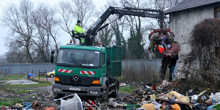 Drama kod Zagreba: Ilegalno bacao smeće pa potegnuo oružje na ‘komunalce’