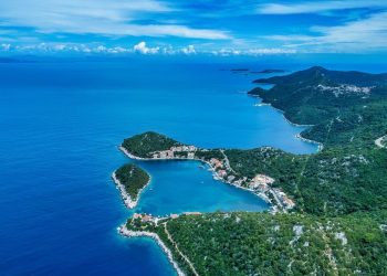 Drama na Lastovu: Vjetar nasukao jedrilicu s 11 članova posade, uključujući djecu