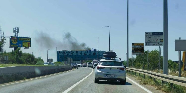 Drama u Šibeniku: Zapalio se šoping-centar, vatrogasci spašavali ljude iz lifta