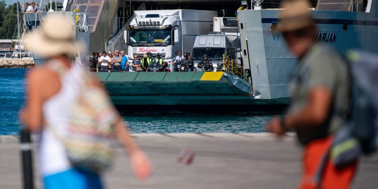 Drama u splitskoj luci, čovjek ostao visjeti na repu trajekta: ‘Putnik nije imao novaca’