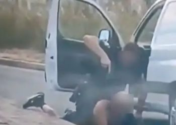 Dramatična snimka uhićenja u Kaštelima: Poslao joj video da dolazi po nju s puškom. Splitski policajci ga našli. Jedan izvukao pištolj