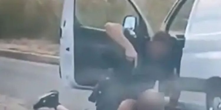 Dramatična snimka uhićenja u Kaštelima: Poslao joj video da dolazi po nju s puškom. Splitski policajci ga našli. Jedan izvukao pištolj