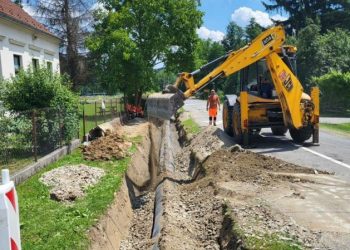 Dva autobusna stajališta kod škole