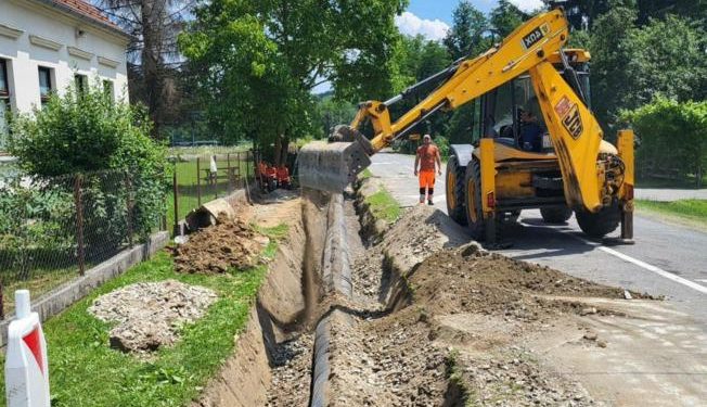Dva autobusna stajališta kod škole